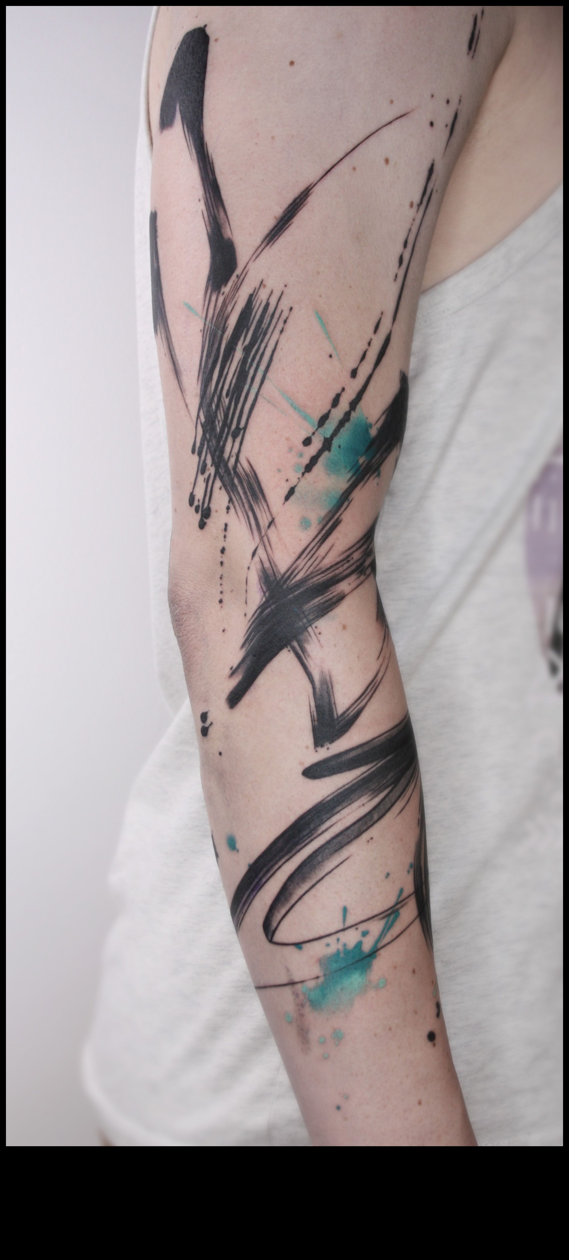 Treknrakstā otas triekas: meistarība Statement Arm Tetovējuma stāstos