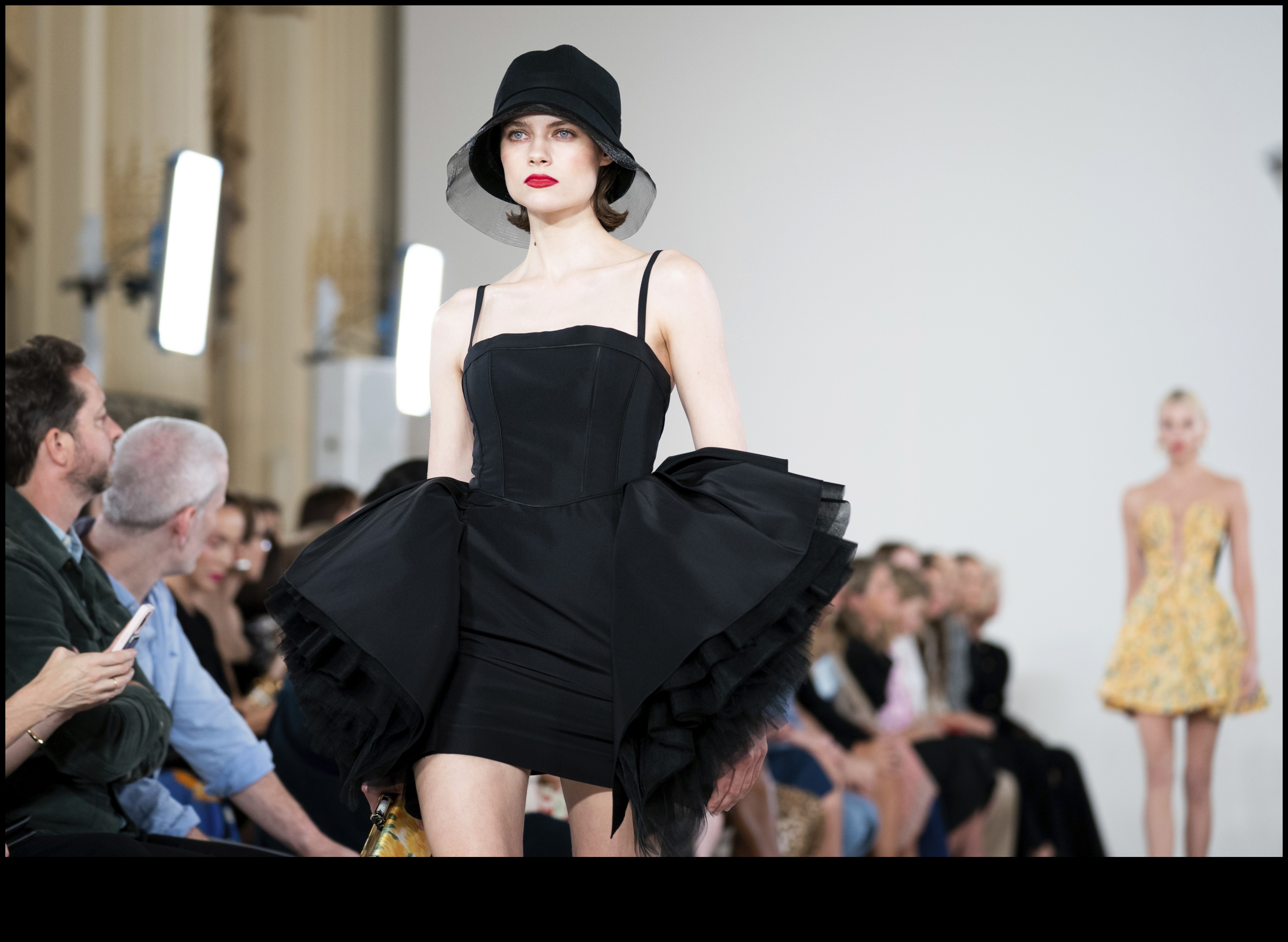 Glamour Gazette: augstākās klases mode, kas atklāta ar fotogrāfijām