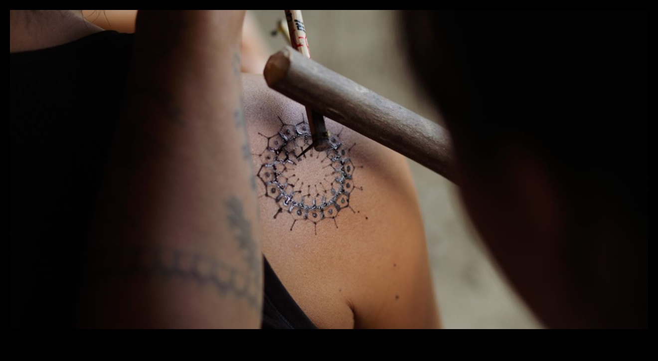 Tintes ceļojumi: kultūras izpēte par seniem ķermeņa rotājumiem