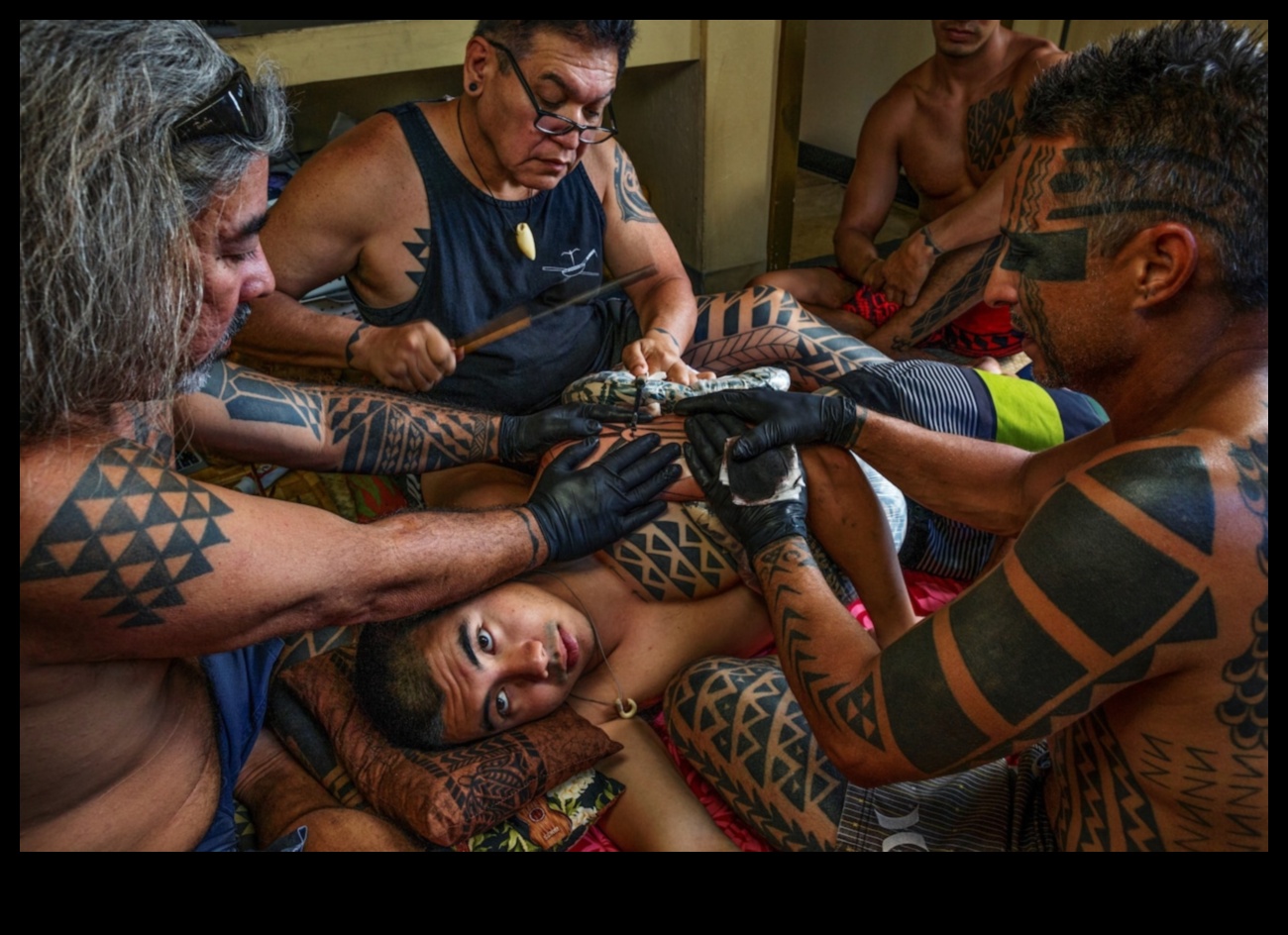 Tintes ceļojumi: kultūras izpēte par seniem ķermeņa rotājumiem