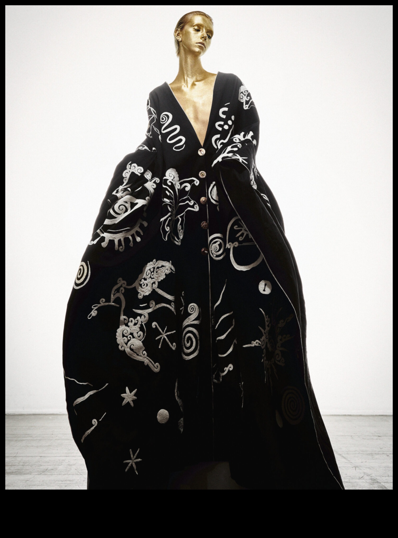 Augstais mantojums: vizuāla oda ikoniskās modes mūžīgajam mantojumam