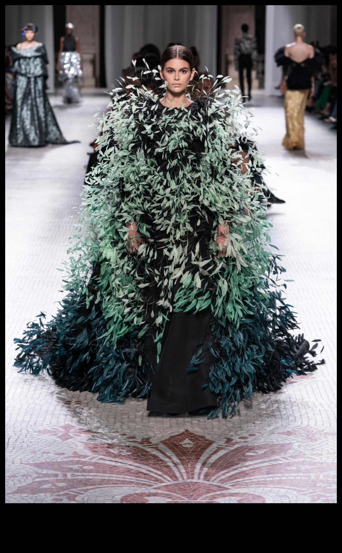 Augstais mantojums: vizuāla oda ikoniskās modes mūžīgajam mantojumam