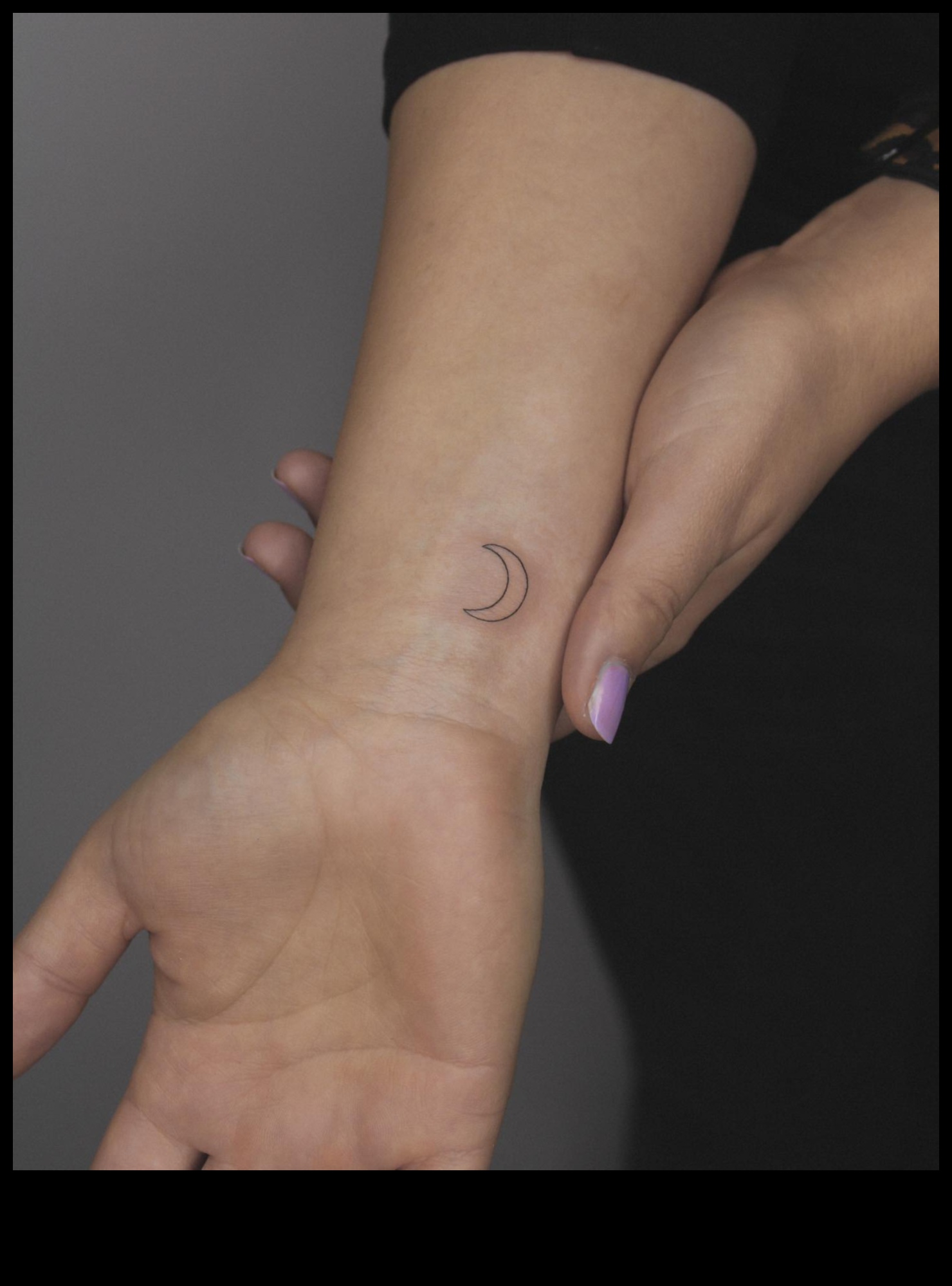 Savdabīgi čuksti: rotaļīgi elementi tetovējumu dizainā