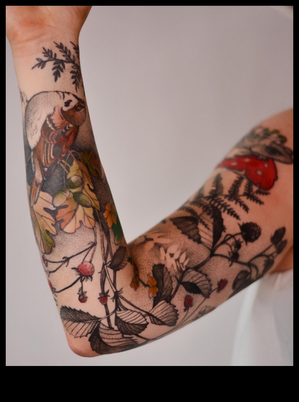 Savdabīgi čuksti: rotaļīgi elementi tetovējumu dizainā