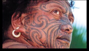 Ādas stāsti: identitātes hronikas dažādās tetovēšanas kultūrās