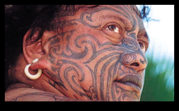 Ādas stāsti: identitātes hronikas dažādās tetovēšanas kultūrās