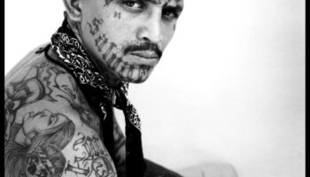 Audekla hronikas: stāsti, kas atklāti, izmantojot episki veidotus tetovējumus