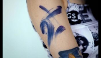 Treknrakstā otas triekas: meistarība Statement Arm Tetovējuma stāstos