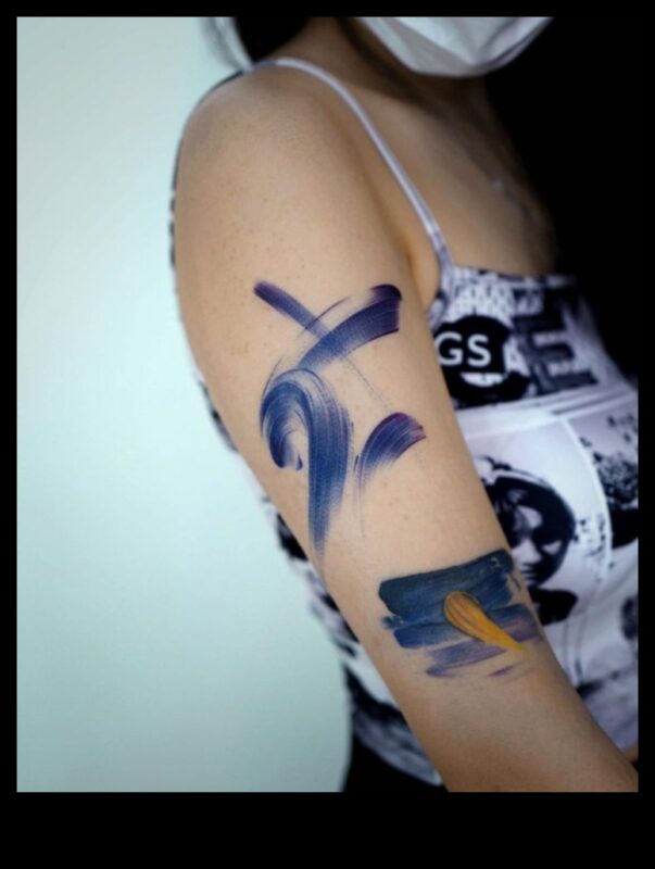 Treknrakstā otas triekas: meistarība Statement Arm Tetovējuma stāstos