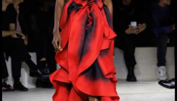 Augstais mantojums: vizuāla oda ikoniskās modes mūžīgajam mantojumam