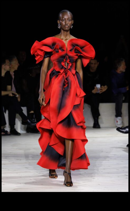 Augstais mantojums: vizuāla oda ikoniskās modes mūžīgajam mantojumam